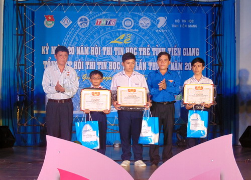 Trao bằng khen và quà tặng cho các thí sinh đoạt giải nhất  Hội thi tin học trẻ tỉnh Tiền Giang lần thứ XX